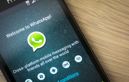 Seit dem neuesten Update informiert der WhatsApp Messenger in Konversationen auch darüber, ob der Chat-Partner die gesendete Nachricht bereits gelesen hat oder nicht.