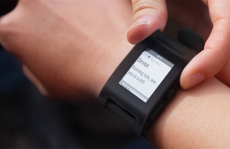 Pebble Watch: Die über Kickstarter finanzierte Smartwatch verwendet im Gegensatz zur Konkurrenz nur ein E-Paper-Display. Der Akku reicht dafür aber je nach Benutzung bis zu eine Woche lang.