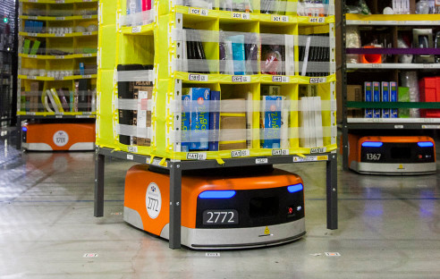 Amazon hat in Kalifornien die neue Generation seiner Logistik-Zentren vorgestellt. In den USA hat der Online-Händler bereits 15.000 Kiva-Roboter in Betrieb.