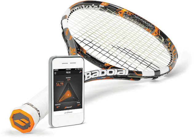Babolat Play Pure Drive - Dieser Tennisschläger der französischen Firma Babolat  ist mit integrierten Sensoren, Bluetooth und einem USB-Anschluss im aufklappbaren Griff ausgestattet. Das Sportgerät zeichnet Daten über die Spielweise auf.