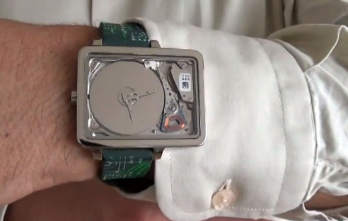 Jean Jérôme baut aus winzigen Festplatten Armbanduhren fürs Handgelenk im Nerd-Look. Derzeit läuft noch die Crowdfunding-Kampagne der Uhr, über die das Gadget auch bestellt werden kann.