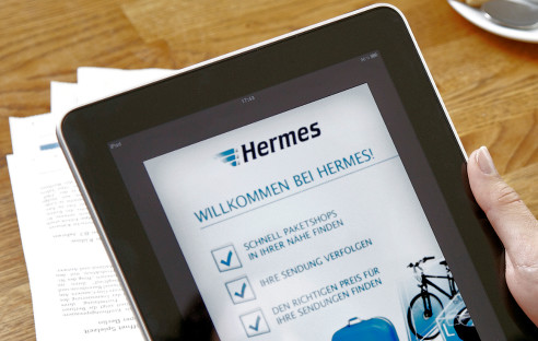 Bei Hermes lassen sich Paketscheine nun per App erstellen. Die Anwendung für Android und iOS generiert einen QR-Code als Paketschein, der im PaketShop eingescannt und ausgedruckt wird.
