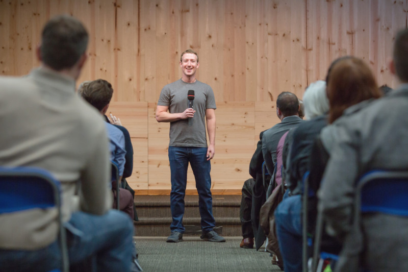 Facebook Q&A: Mark Zuckerberg nahm auf einer öffentlichen Live-Veranstaltung Stellung zur Frage, ob Facebook einen Dislike-Button einführen wird.