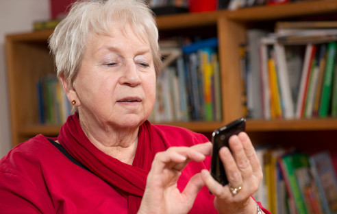 Eine Bitkom-Umfrage belegt, dass fast die Hälfte aller Senioren noch Kassettenrekorder und Schallplattenspieler nutzt. Smartphones, Tablets und Internet schneiden hingegen schlecht ab.