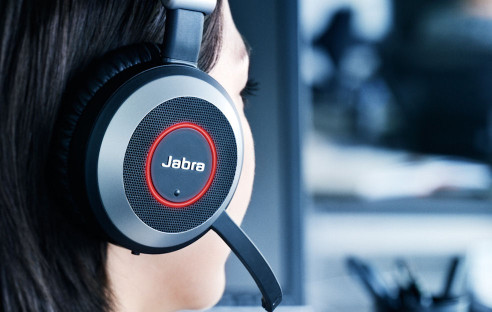 Mit der Evolve-Serie will Jabra die Brücke zwischen Business- und Freizeit-Headsets schlagen. Wir haben das Topmodell Evolve 80 im Praxiseinsatz getestet.