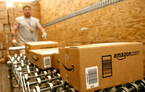 Amazon Paket auf Förderband