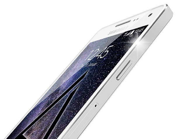 Samsung Galaxy A5: Die Rückseite besteht aus beschichtetem Aluminium und am Gehäuse kommt auch sonst kein Kunststoff zum Einsatz.