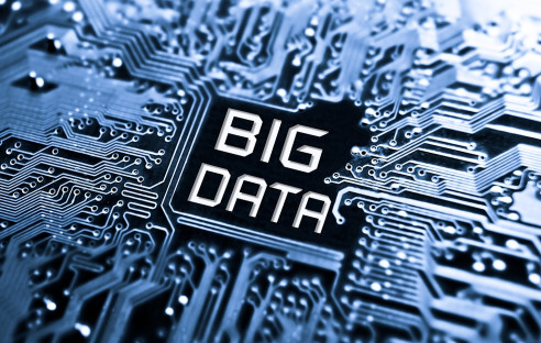 Big Data Schriftzug mit Datenbahnen