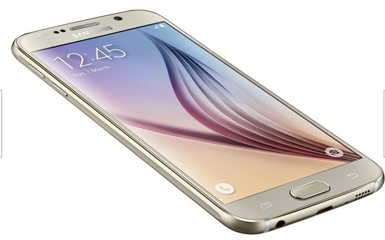 Samsung Galaxy S6: Der Akku ist nun fest eingebaut, und auch einen MicroSD-Slot gibt es nicht mehr. Stattdessen sind beide S6-Versionen mit 32, 64 oder 128 GByte erhältlich.