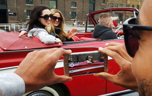 Frauen im Auto Foto Smartphone