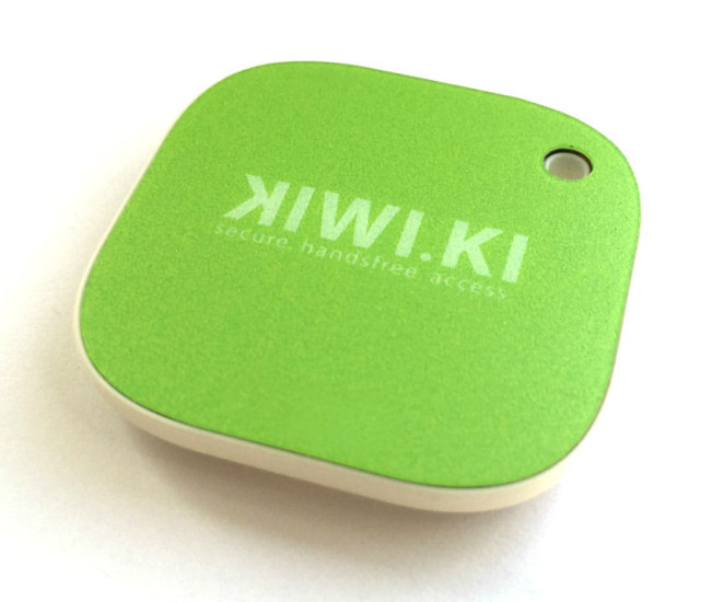 Kiwi.ki: Der kleine Transponder nutzt die RFID-Technik. Zum berührungslosen Öffnen von Haustüren muss lediglich ein Türsensor in der Klingelanlage verbaut werden.