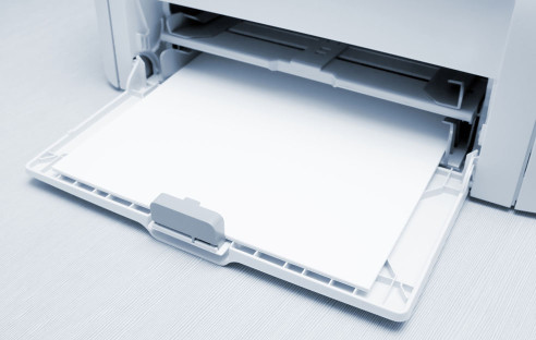 Drucker mit leerem Papier
