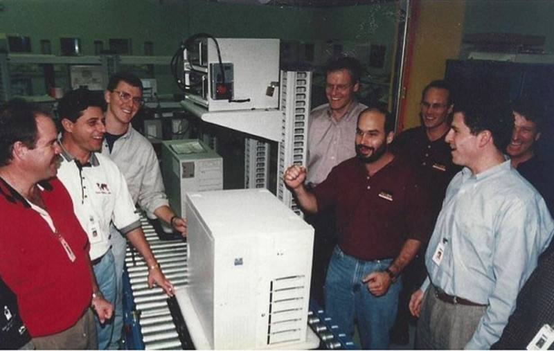 Michael Dell stellt den ersten PowerEdge-Server vor