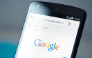 Smartphone mit Webseite von Google