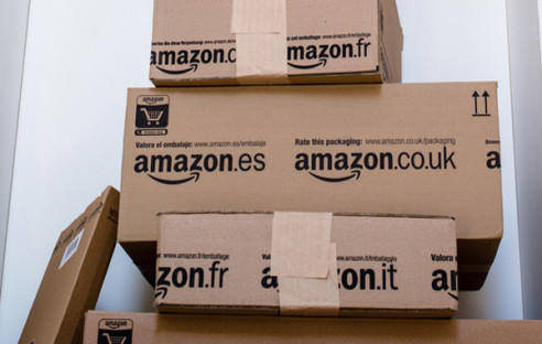 Mehrere Amazon Pakete übereinander gestapelt