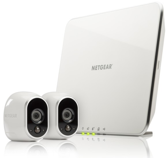 Netgear-Bundle: Das Komplettpaket besteht aus zwei kleinen IP-Kameras und der recht groß geratenen Basis-Station.