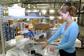 Amazon-Mitarbeiterin verpackt Geschenke
