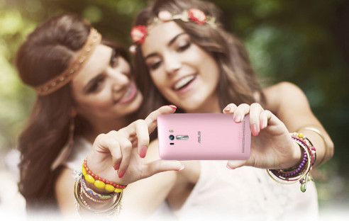 Frauen machen Selfie mit Asus Smartphone