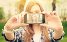 Frau macht mit Smartphone Selfie
