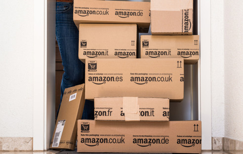 Stapel mit Amazon-Paketen