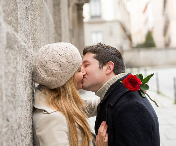 Küssendes Liebespaar mit Rose