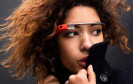Frau trägt Datenbrille Google Glass