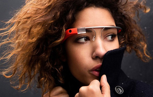 Frau trägt Datenbrille Google Glass