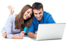 Mann und Frau vor Laptop beim Bezahlen