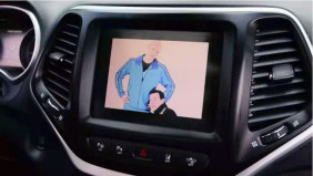 Visueller Gruß: Die Hacker Charlie Miller und Chris Valasek senden ein Bild von sich auf das Bord-Display des gekaperten Jeep Cherokee.