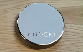 Knocki: Der smarte Klopf-Sensor verwandelt Wände, Türen und Tische in eine Fernbedienung für Smart-Home-Geräte.