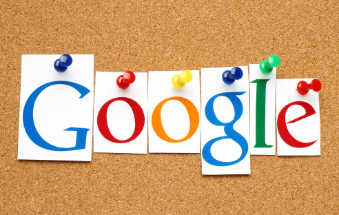 Google Logo auf Pinwand