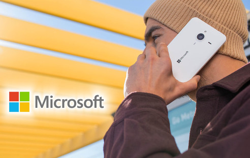 Mann mit Microsoft Lumia-Smartphone