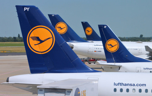 Lufthansa-Logo auf Flugzeug