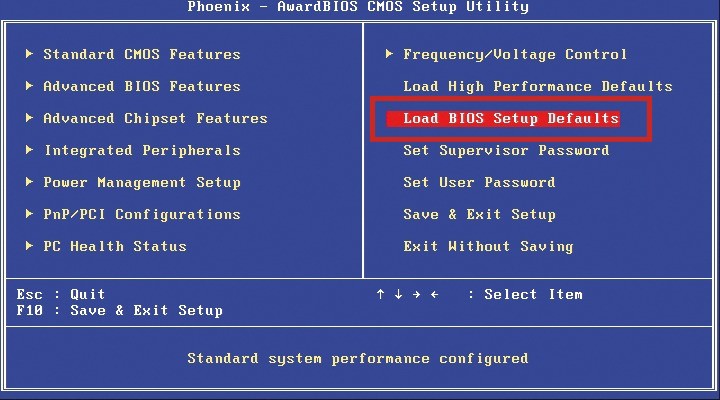 Altes BIOS zurücksetzen: Bevor Sie das BIOS Ihres Rechners aktualisieren, setzen Sie Ihr altes BIOS auf die Werkseinstellungen zurück. In diesem Beispiel heißt die Funktion „Load BIOS Setup Defaults“ (Bild 4).