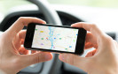 Autofahrer mit Handy und Maps