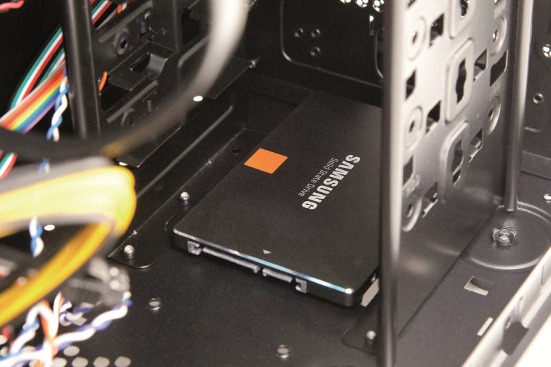 Platz für eine SSD: Das Gehäuse ist so vorbereitet, dass am Gehäuseboden ohne zusätzliche Adapter eine SSD eingebaut werden kann.