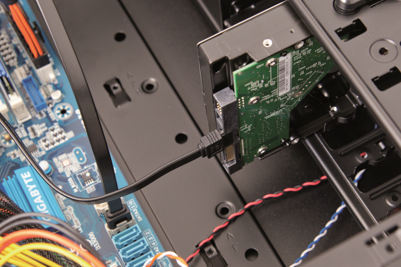 Laufwerke einbauen: Festplatten, SSDs und optische Laufwerke bauen Sie auf die gleiche Art und Weise ein.