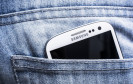 Samsung-Smartphone in Hosentasche