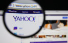 Website von Yahoo durch eine Lupe
