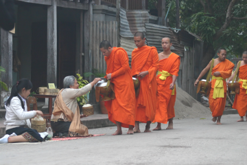 Als Ausgangsbilder sind vor allem Aufnahmen geeignet, die ohnehin schon über einen starken Farbakzent verfügen. In diesem Fall sind dies die Mönche mit ihrer roten Kleidung.
