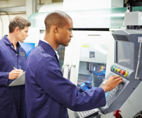 Arbeiter an CNC-Fräsmaschine