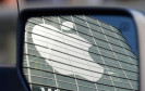 Apple-Logo im Rückspiegel