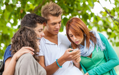 Teenager schauen auf ein Smartphone