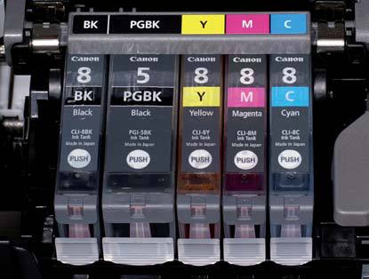 Titenpatronen: In den meisten aktuellen Tintendruckern lässt sich jede Farbpatrone einzeln austauschen (siehe Foto). Es gibt auch Kombipatronen mit mehreren Farben und integriertem Druckkopf.