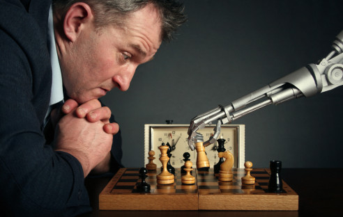 Mann spielt Schach gegen KI