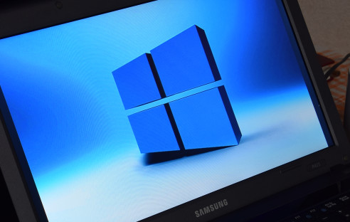 Windows-10-Logo auf Laptop-Bildschirm